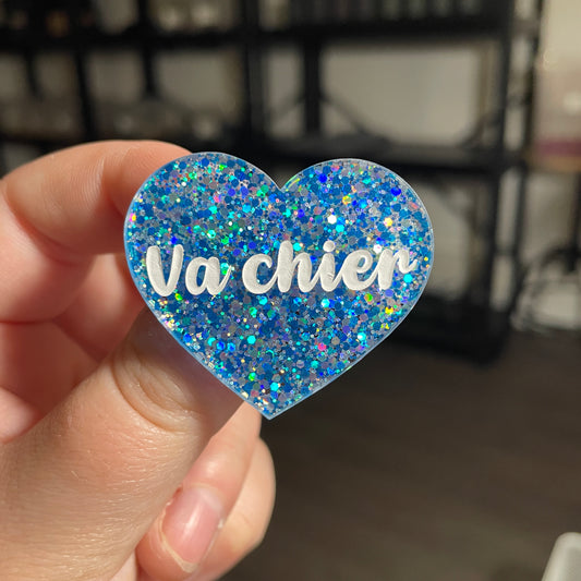 [CONTRÔLE TECHNIQUE] Broche "Va chier" en acrylique avec des paillettes bleues et argentées