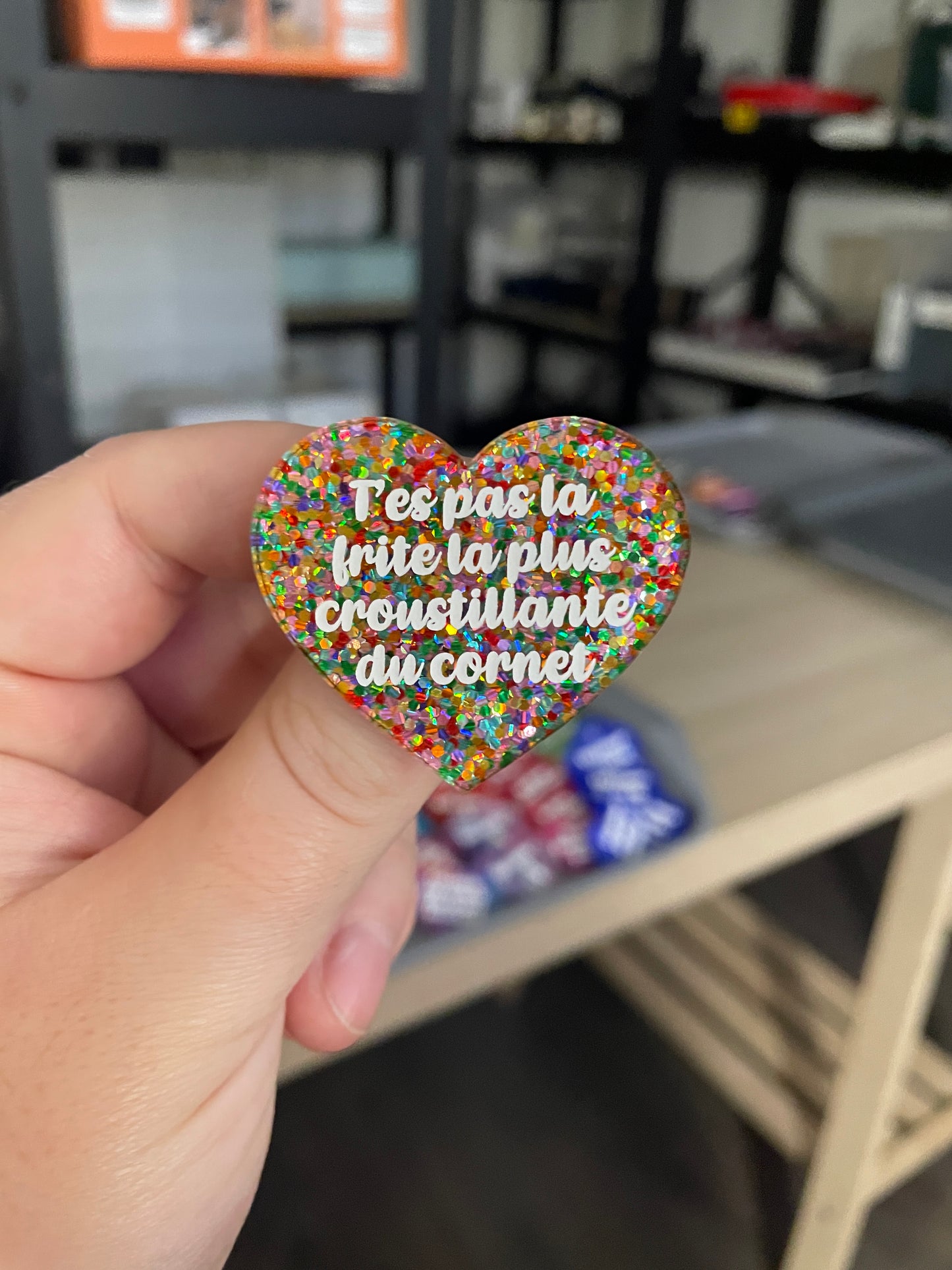 Broche "T'es pas la frite la plus croustillante du cornet" en acrylique avec des pois multicolores