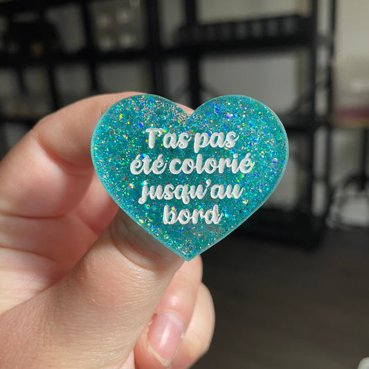 [CONTRÔLE TECHNIQUE] Broche "T'as pas été colorié jusqu'au bord" en acrylique avec des paillettes turquoise
