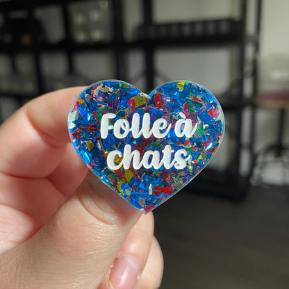 [CONTRÔLE TECHNIQUE] Broche "Folle à chats" en acrylique transparente avec des confettis bleus et multicolores