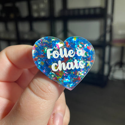 [CONTRÔLE TECHNIQUE] Broche "Folle à chats" en acrylique transparente avec des confettis bleus et multicolores
