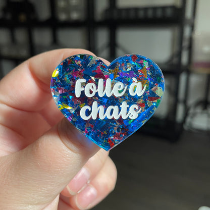 [CONTRÔLE TECHNIQUE] Broche "Folle à chats" en acrylique transparente avec des confettis bleus et multicolores