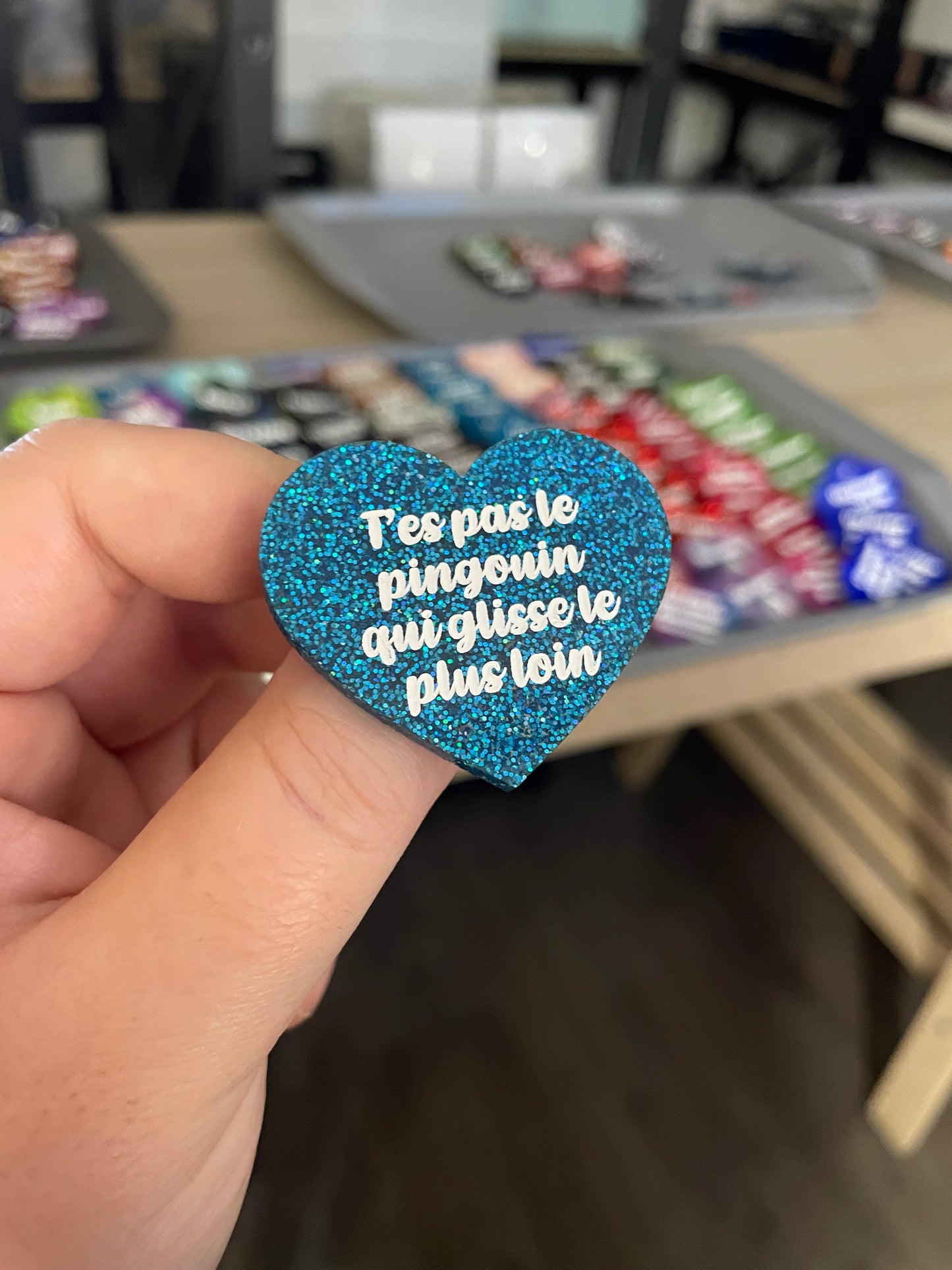 Broche "T'es pas le pingouin qui glisse le plus loin" en acrylique à paillettes bleues