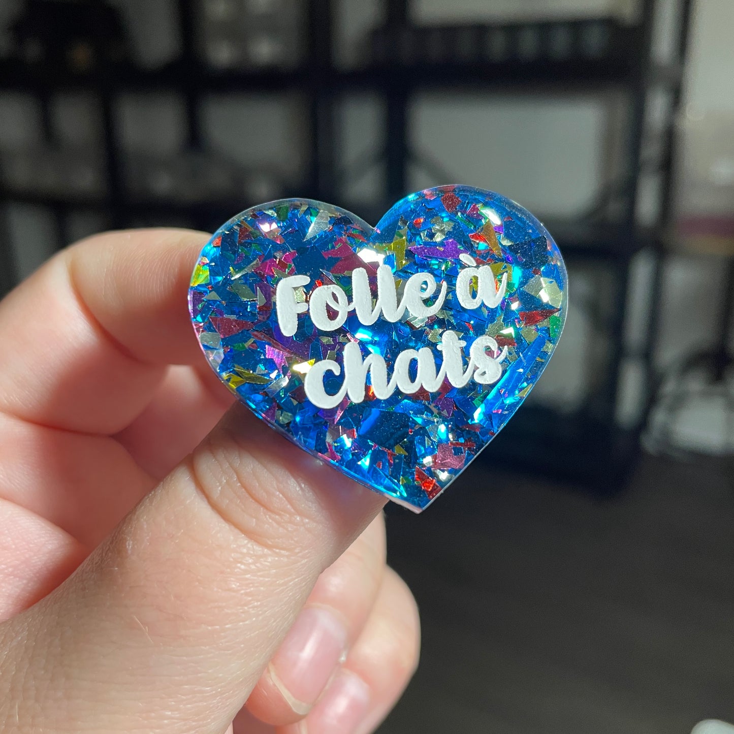 [CONTRÔLE TECHNIQUE] Broche "Folle à chats" en acrylique transparente avec des confettis bleus et multicolores