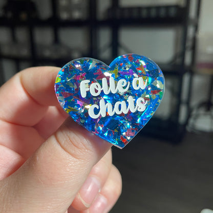 [CONTRÔLE TECHNIQUE] Broche "Folle à chats" en acrylique transparente avec des confettis bleus et multicolores