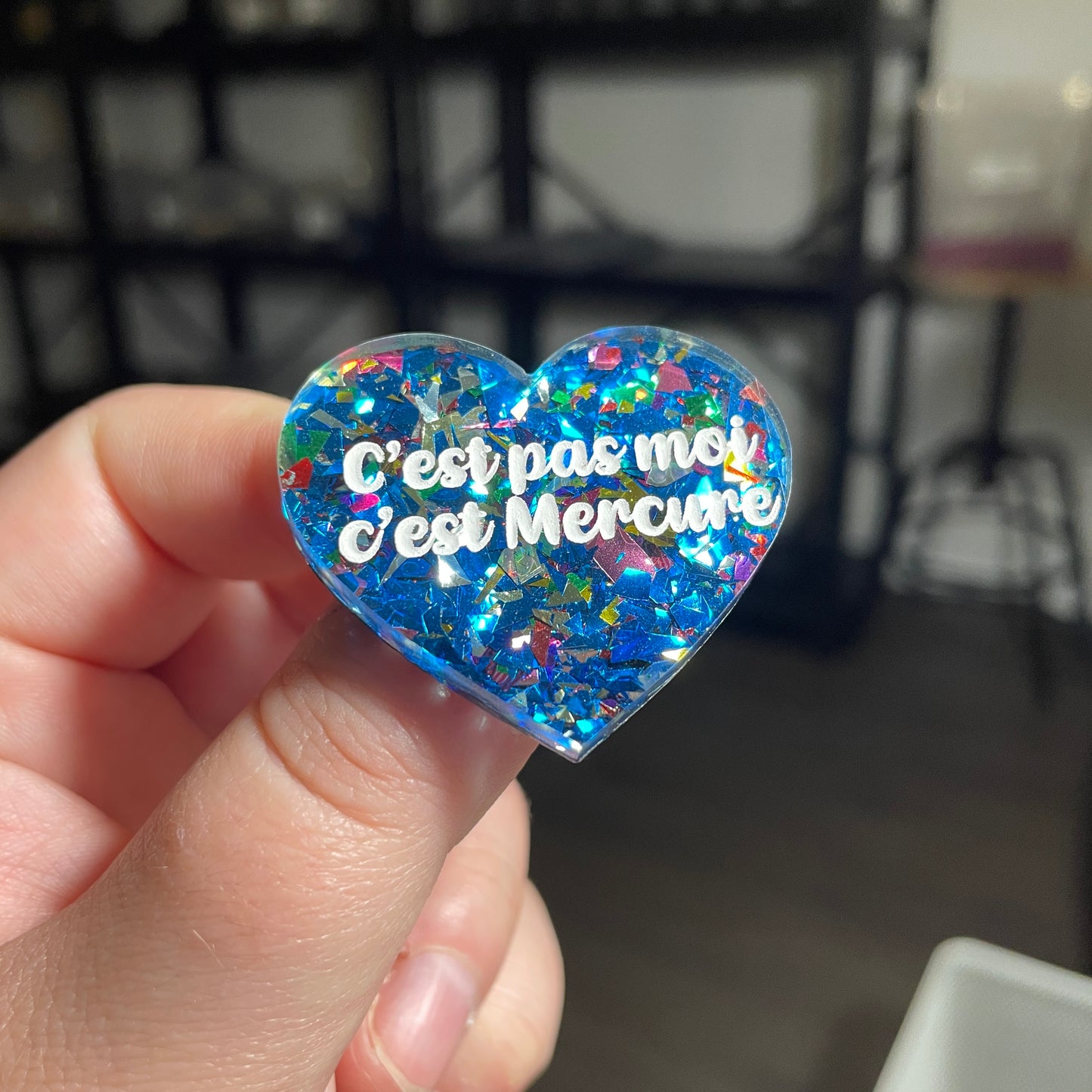 [CONTRÔLE TECHNIQUE] Broche "C'est pas moi c'est Mercure" en acrylique transparente avec des confettis bleus et multicolores
