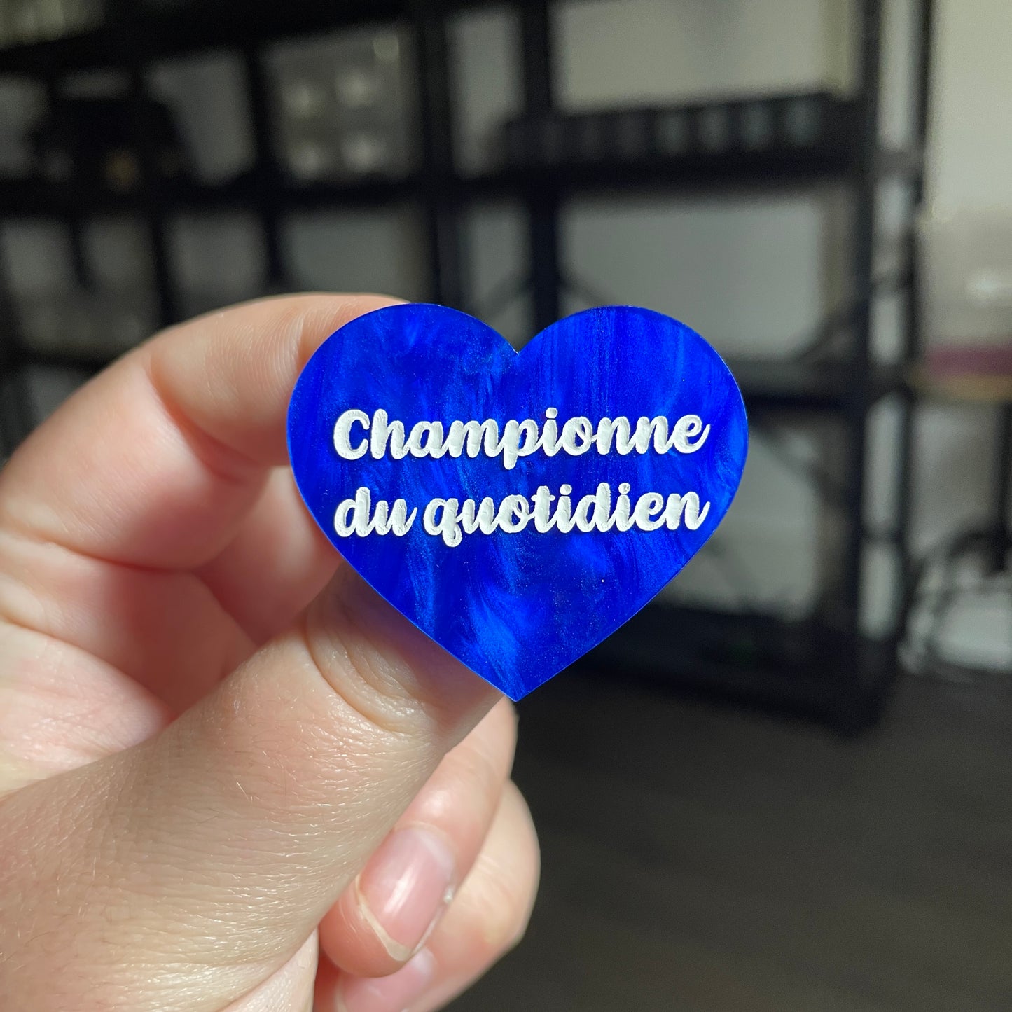 [CONTRÔLE TECHNIQUE] Broche "Championne du quotidien" en acrylique marbrée bleue