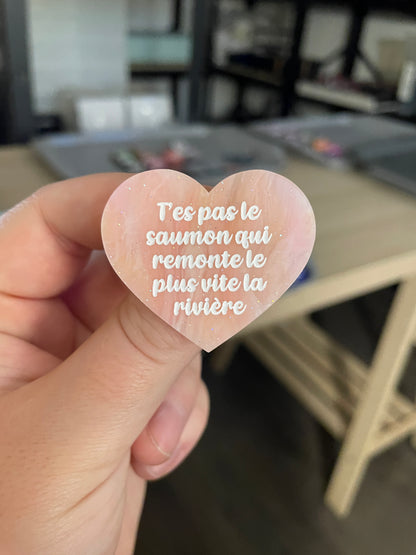 Broche "T'es pas le saumon qui remonte le plus vite la rivière" en acrylique marbrée semi-transparente orange, corail, blanche et jaune à paillettes