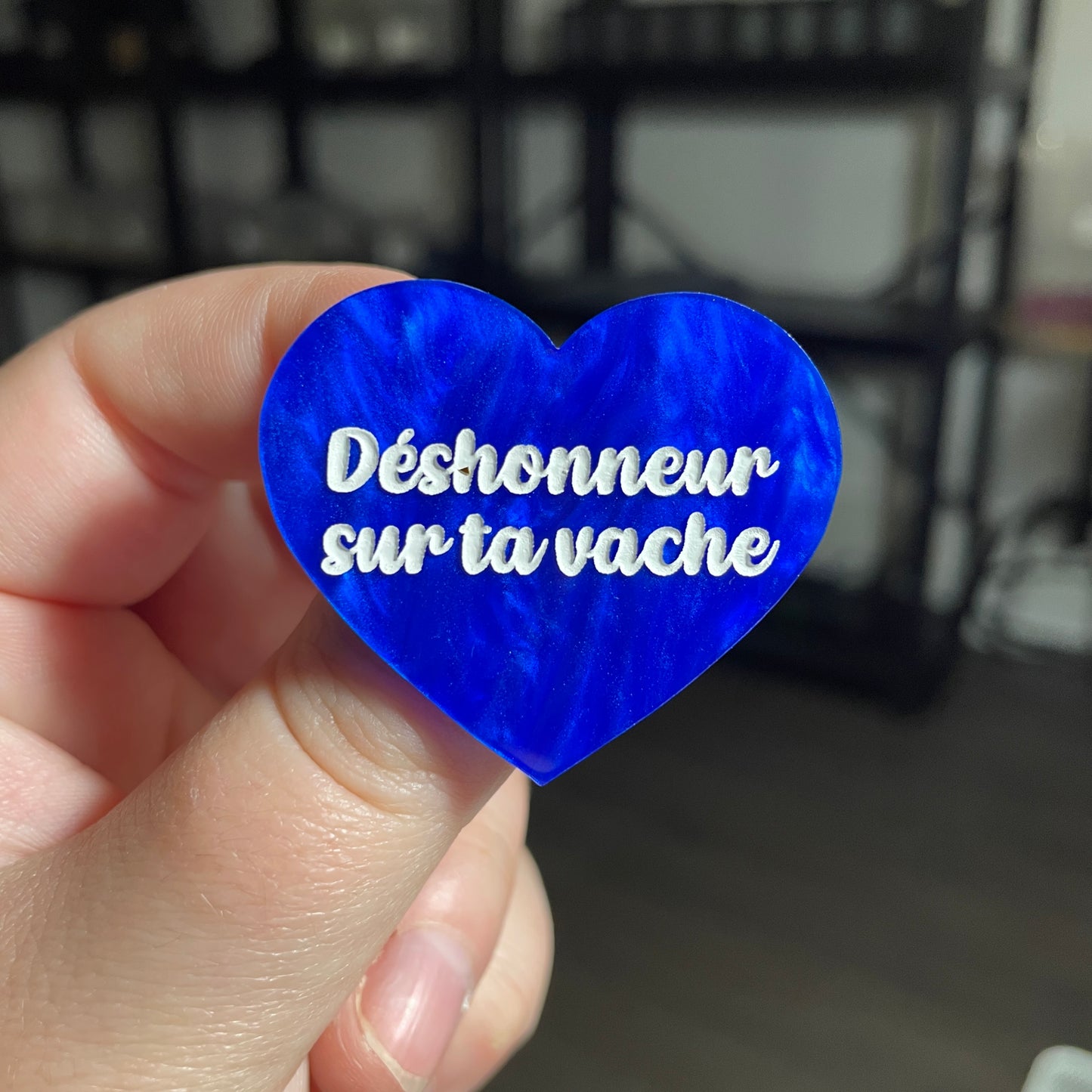 [CONTRÔLE TECHNIQUE] Broche "Déshonneur sur ta vache" en acrylique marbrée bleue