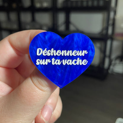 [CONTRÔLE TECHNIQUE] Broche "Déshonneur sur ta vache" en acrylique marbrée bleue