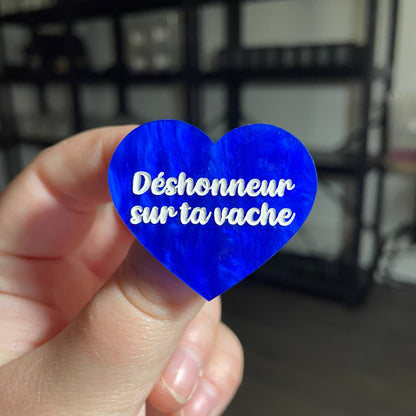 [CONTRÔLE TECHNIQUE] Broche "Déshonneur sur ta vache" en acrylique marbrée bleue
