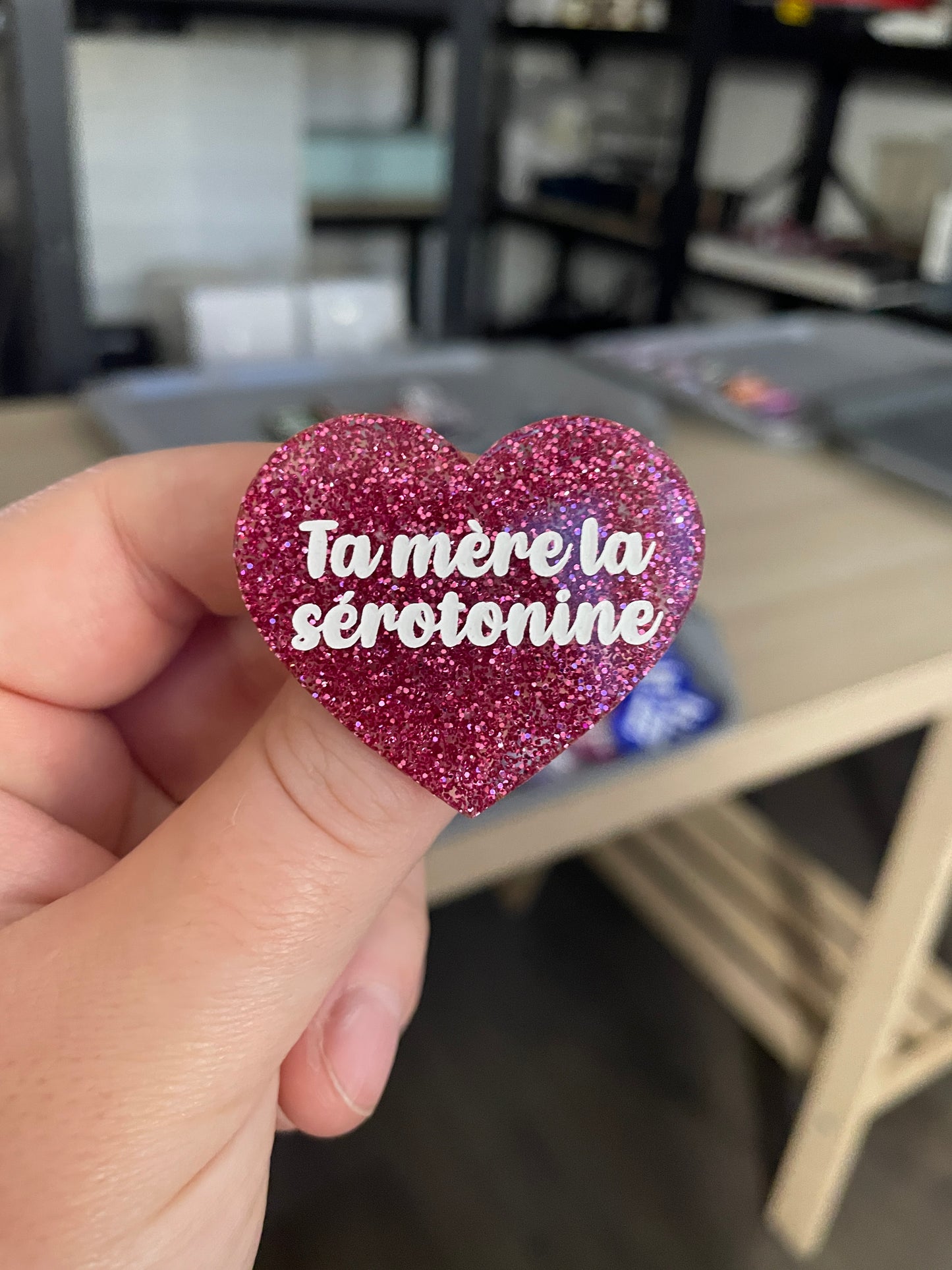 Broche "Ta mère la sérotonine" en acrylique à paillettes magenta