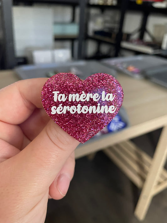 Broche "Ta mère la sérotonine" en acrylique à paillettes magenta