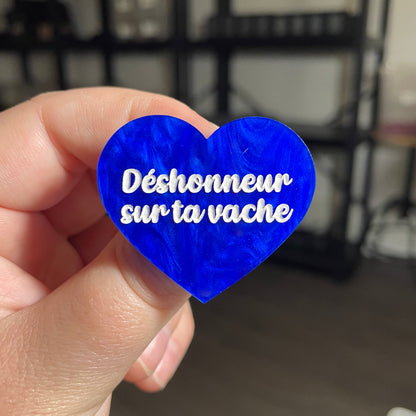[CONTRÔLE TECHNIQUE] Broche "Déshonneur sur ta vache" en acrylique marbrée bleue