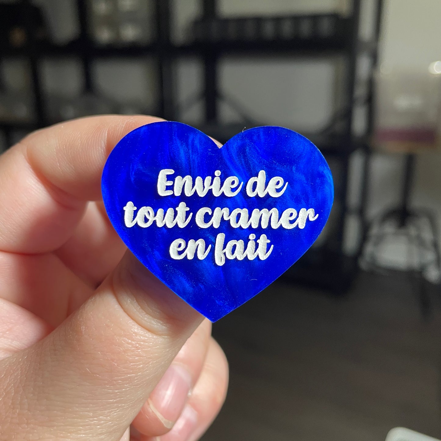 [CONTRÔLE TECHNIQUE] Broche "Envie de tout cramer en fait" en acrylique marbrée bleue