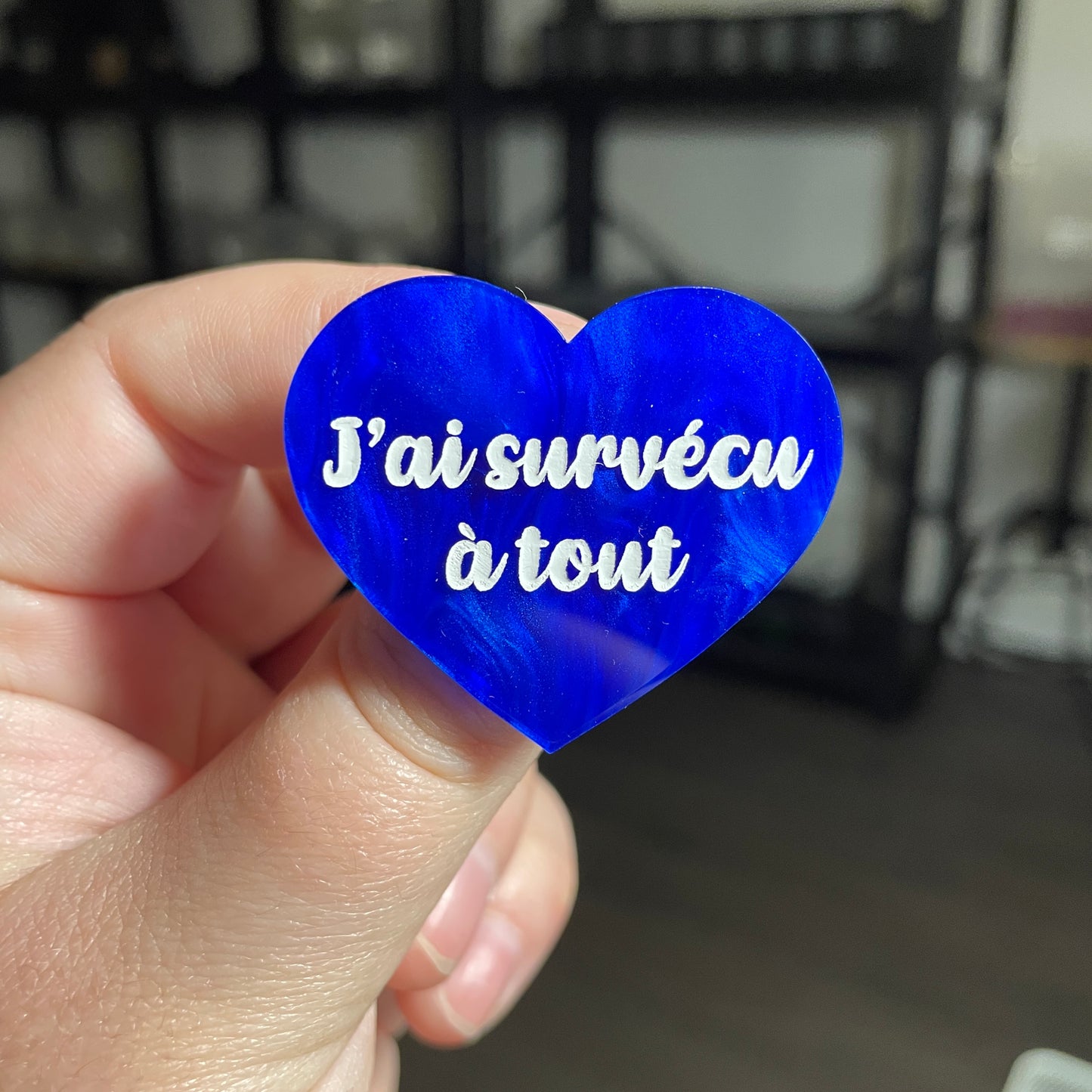 [CONTRÔLE TECHNIQUE] Broche "J'ai survécu à tout" en acrylique marbrée bleue