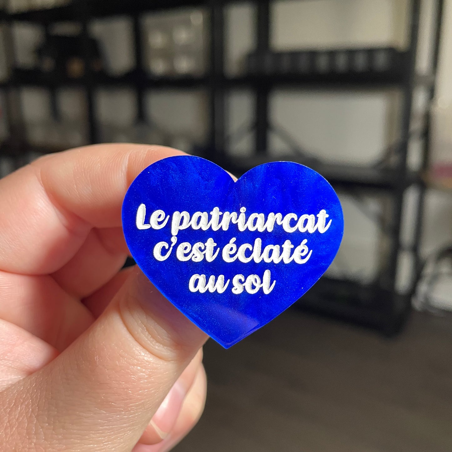 [CONTRÔLE TECHNIQUE] Broche "Le patriarcat c'est éclaté au sol" en acrylique marbrée bleue