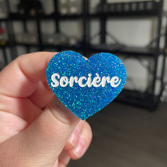 [CONTRÔLE TECHNIQUE] Broche "Sorcière" en acrylique à paillettes bleues