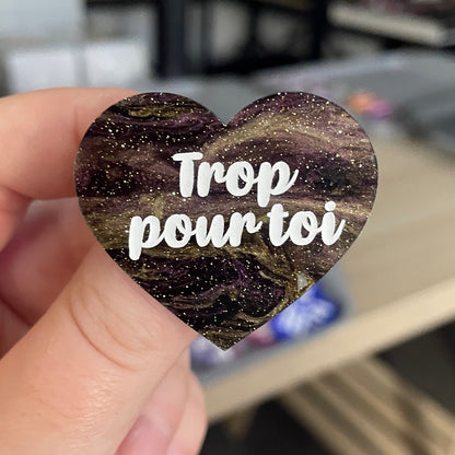 Broche "Trop pour toi" en acrylique marbrée noire, dorée et violette à paillettes