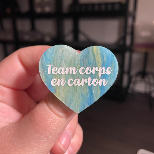 [CONTRÔLE TECHNIQUE] Broche "Team corps en carton" en acrylique marbrée bleue et jaune