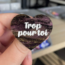Charger l&#39;image dans la galerie, Broche &quot;Trop pour toi&quot; en acrylique marbrée noire, dorée et violette à paillettes