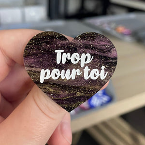 Broche "Trop pour toi" en acrylique marbrée noire, dorée et violette à paillettes