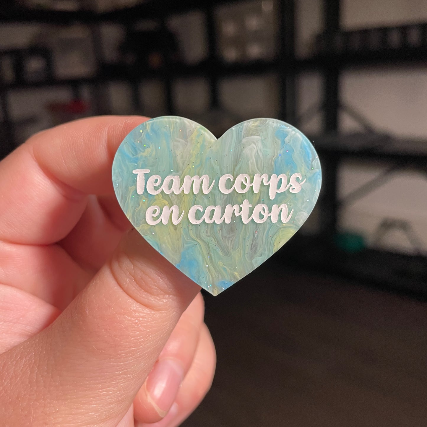 [CONTRÔLE TECHNIQUE] Broche "Team corps en carton" en acrylique marbrée bleue et jaune