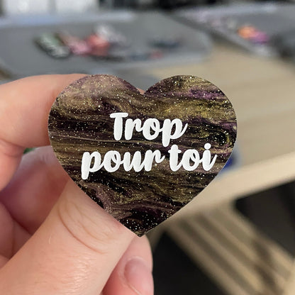 Broche "Trop pour toi" en acrylique marbrée noire, dorée et violette à paillettes