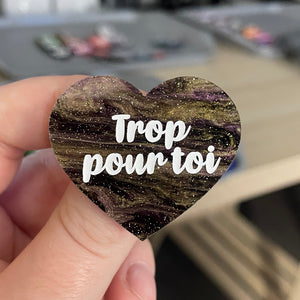 Broche "Trop pour toi" en acrylique marbrée noire, dorée et violette à paillettes