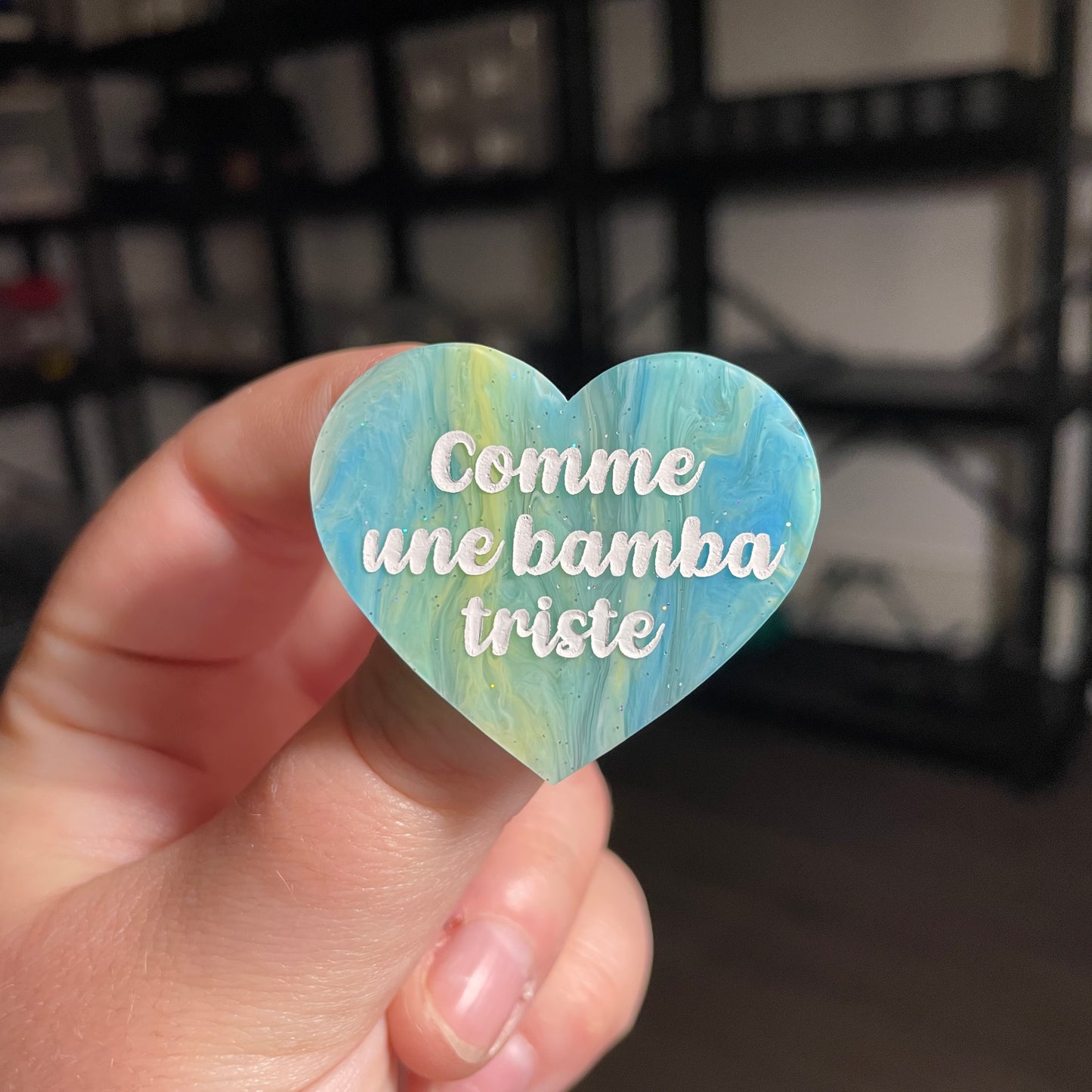 [CONTRÔLE TECHNIQUE] Broche "Comme une bamba triste" en acrylique marbrée bleue et jaune