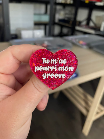 Broche "Tu m'as pourri mon groove" en acrylique semi-transparente avec des confettis rouges