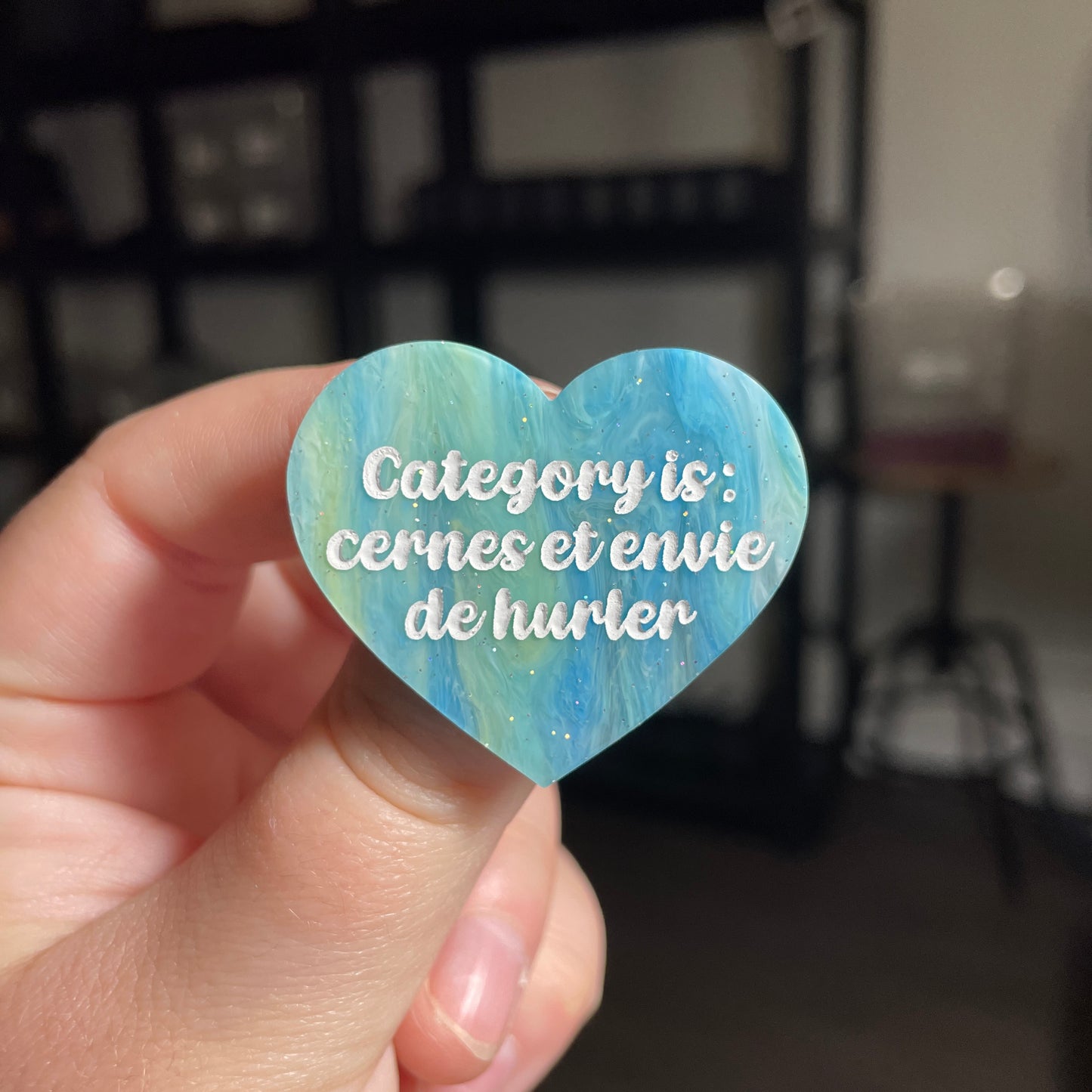 [CONTRÔLE TECHNIQUE] Broche "Category is : cernes et envie de hurler" en acrylique marbrée bleue et jaune