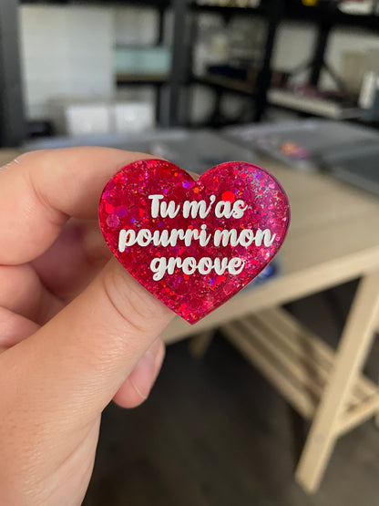 Broche "Tu m'as pourri mon groove" en acrylique semi-transparente avec des confettis rouges
