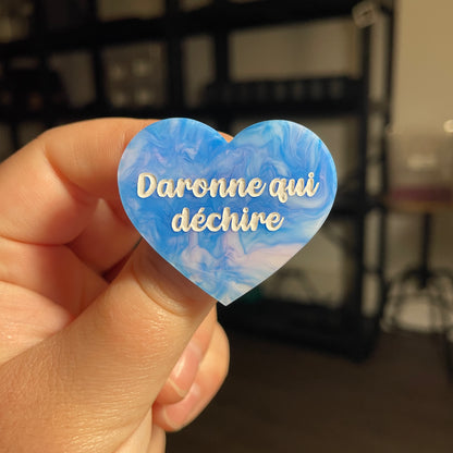 [CONTRÔLE TECHNIQUE] Broche "Daronne qui déchire" en acrylique marbrée bleue et blanche