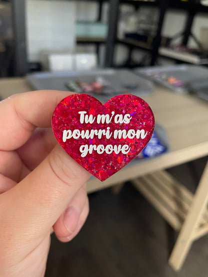 Broche "Tu m'as pourri mon groove" en acrylique semi-transparente avec des confettis rouges