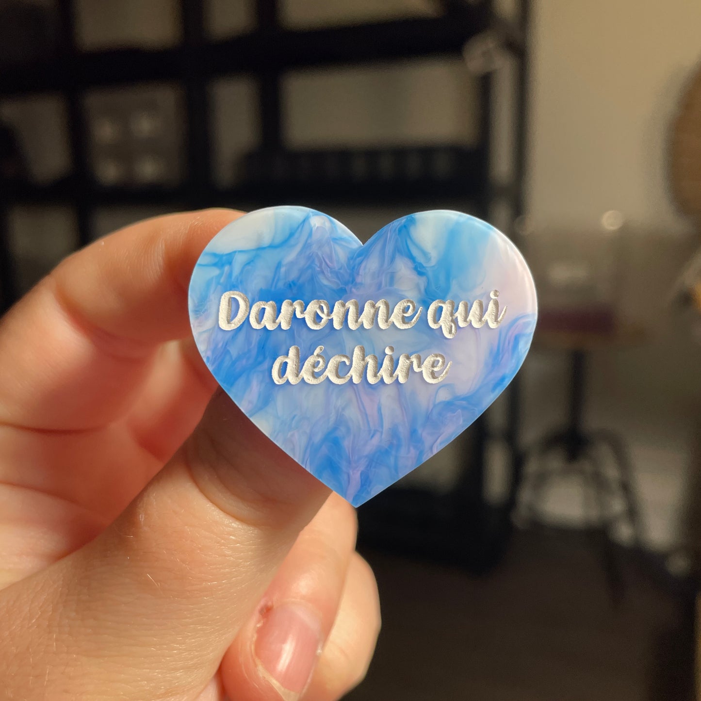 [CONTRÔLE TECHNIQUE] Broche "Daronne qui déchire" en acrylique marbrée bleue et blanche