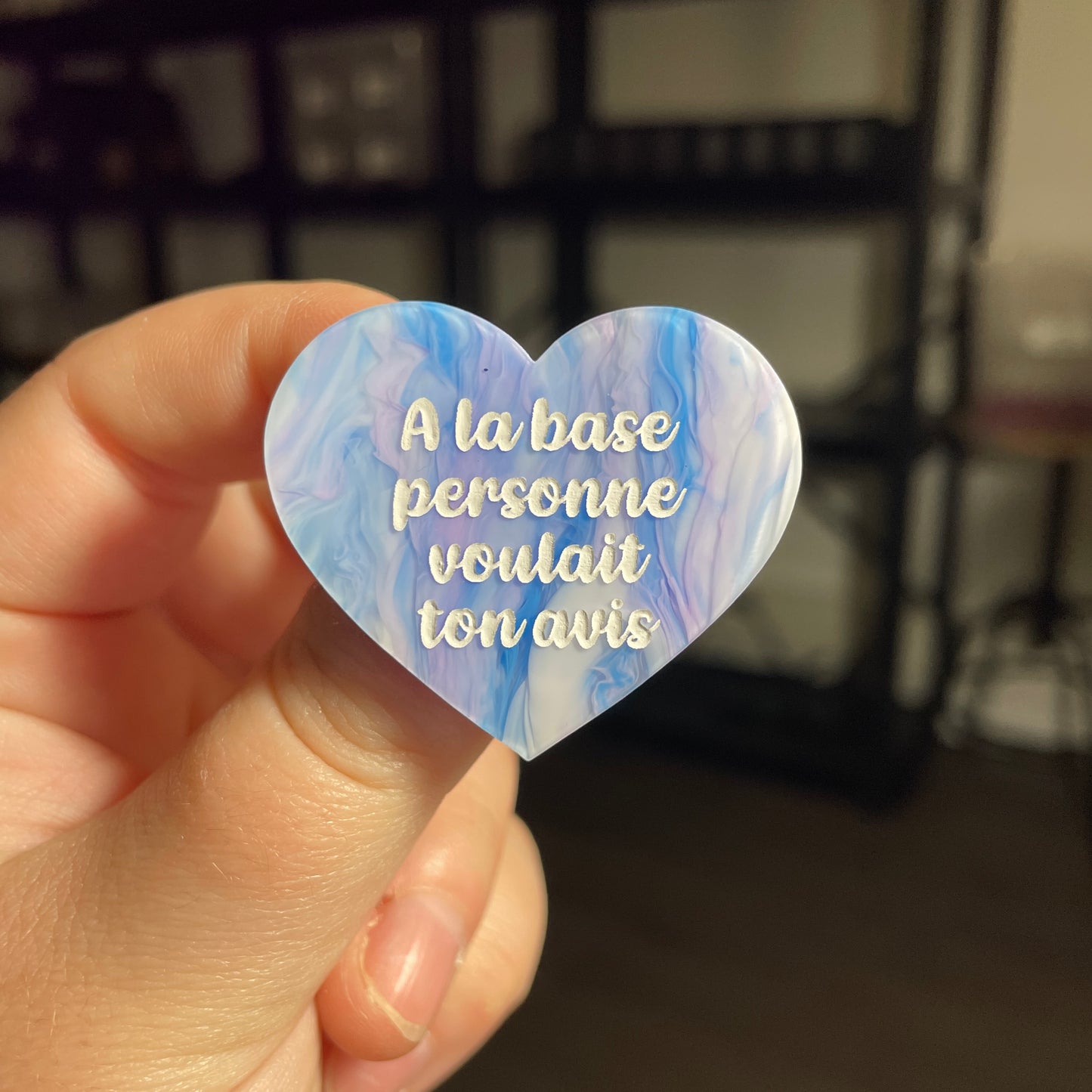 [CONTRÔLE TECHNIQUE] Broche "A la base personne voulait ton avis" en acrylique marbrée bleue, violette et blanche