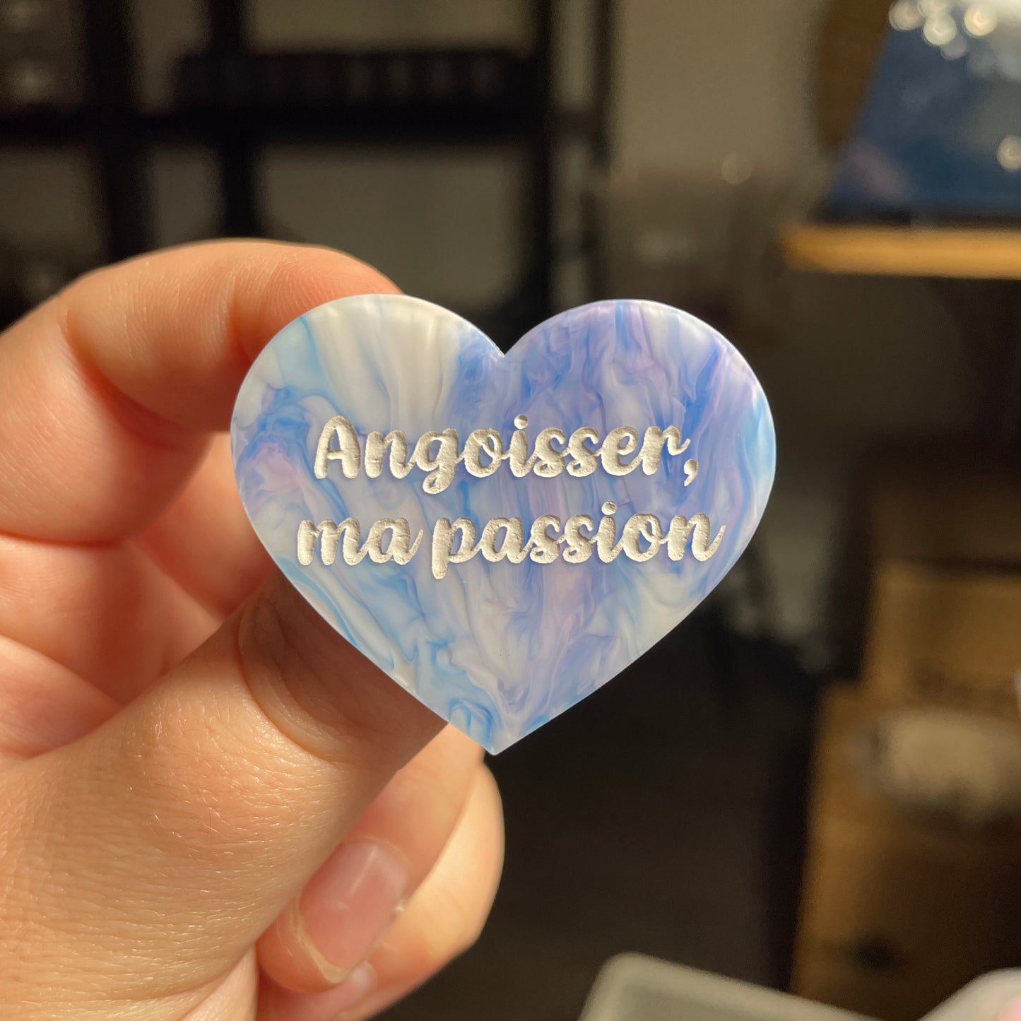 [CONTRÔLE TECHNIQUE] Broche "Angoisser, ma passion" en acrylique marbrée bleue, violette et blanche