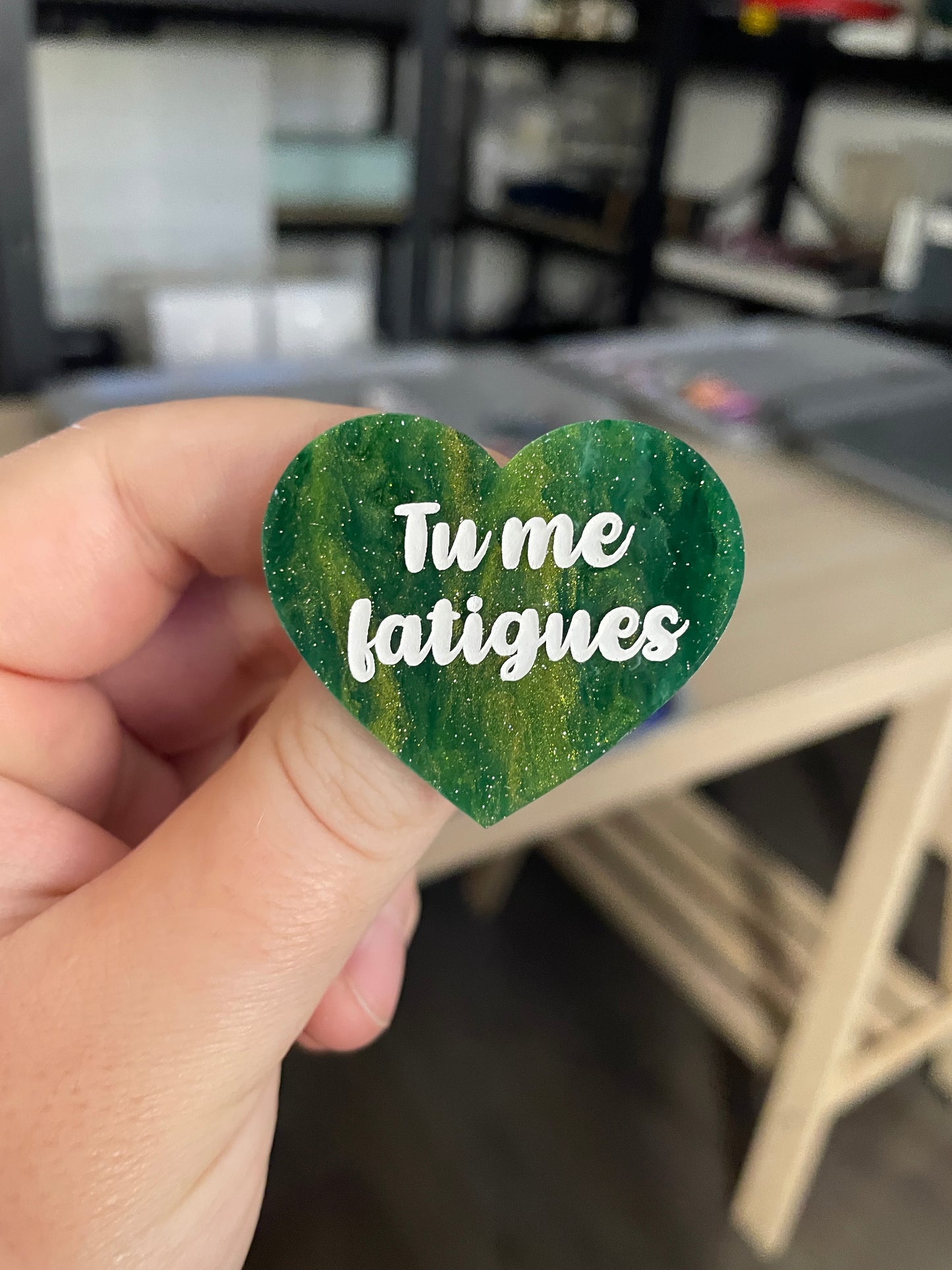 Broche "Tu me fatigues" en acrylique marbrée verte et dorée