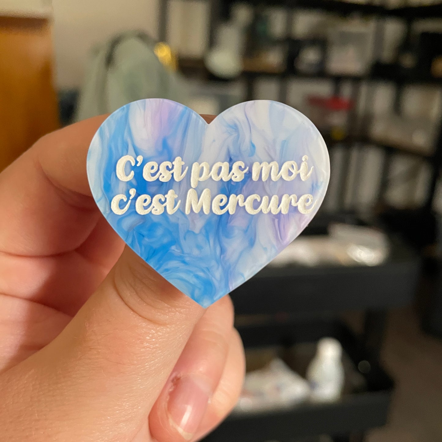 [CONTRÔLE TECHNIQUE] Broche "C'est pas moi c'est Mercure" en acrylique marbrée bleue, violette et blanche