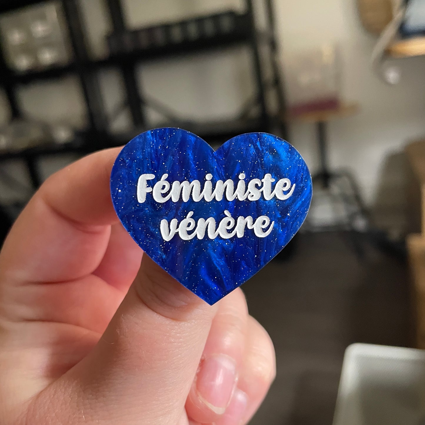 [CONTRÔLE TECHNIQUE] Broche "Féministe vénère" en acrylique marbrée bleue à paillettes