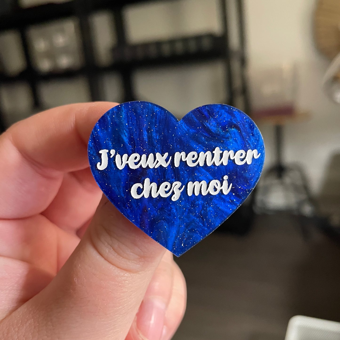 [CONTRÔLE TECHNIQUE] Broche "J'veux rentrer chez moi" en acrylique marbrée bleue à paillettes