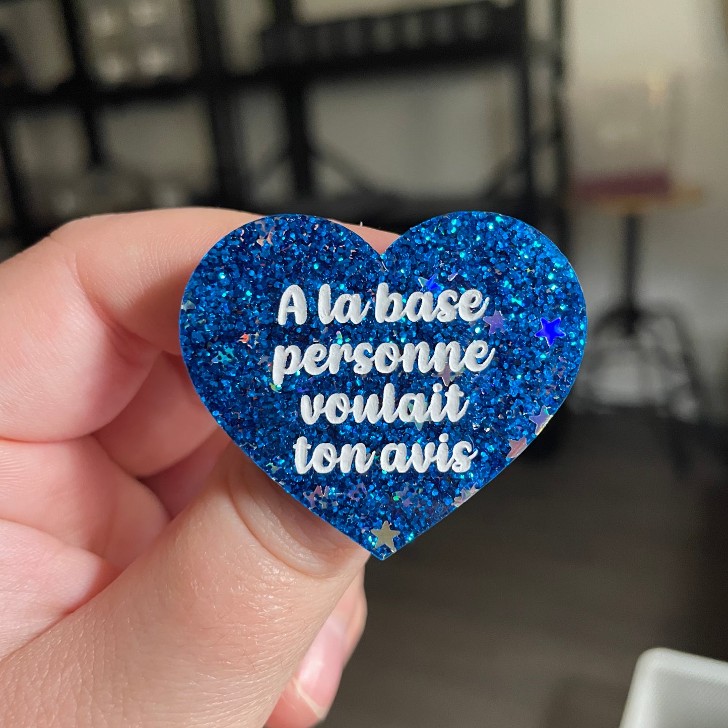 [CONTRÔLE TECHNIQUE] Broche "A la base personne voulait ton avis" en acrylique à paillettes bleues et confettis étoiles