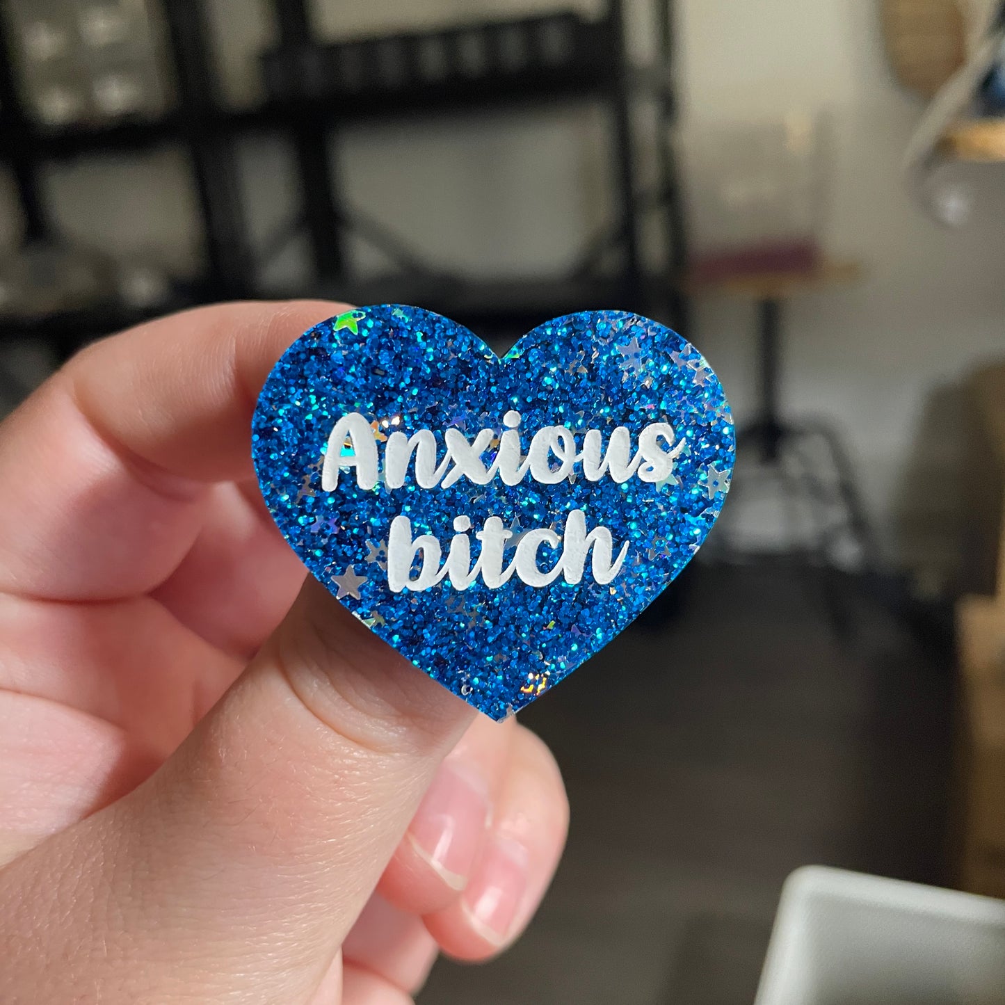 [CONTRÔLE TECHNIQUE] Broche "Anxious bitch" en acrylique à paillettes bleues et confettis étoiles