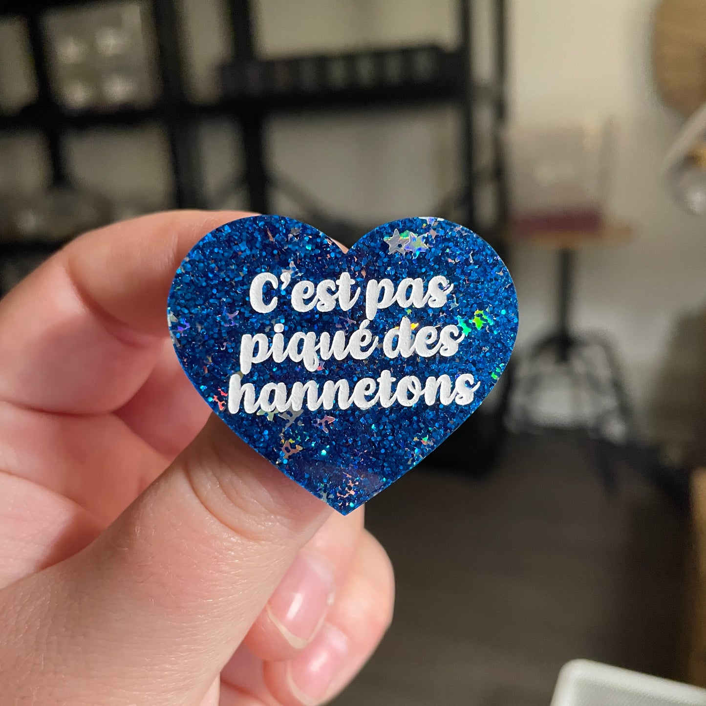 [CONTRÔLE TECHNIQUE] Broche "C'est pas piqué des hannetons" en acrylique à paillettes bleues et confettis étoiles