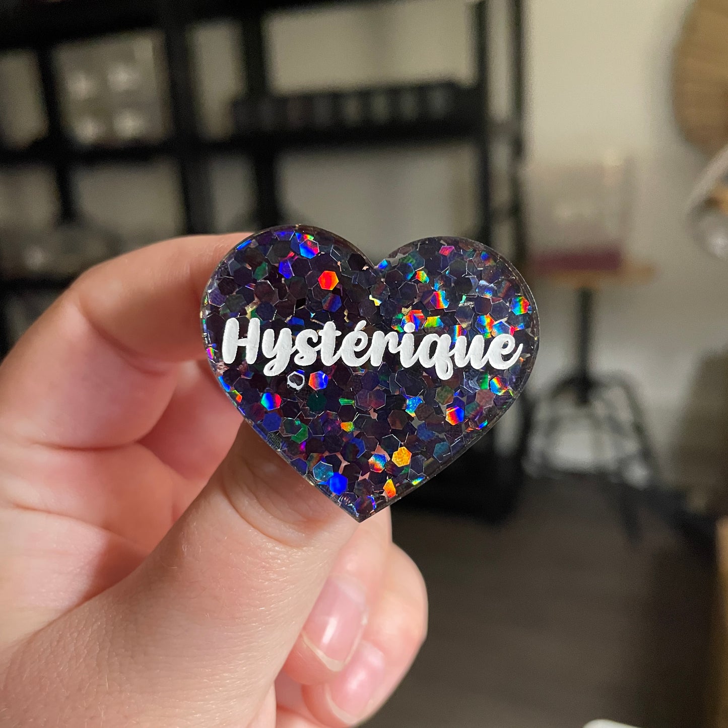 [CONTRÔLE TECHNIQUE] Broche "Hystérique" en acrylique semi transparente avec des confettis noirs