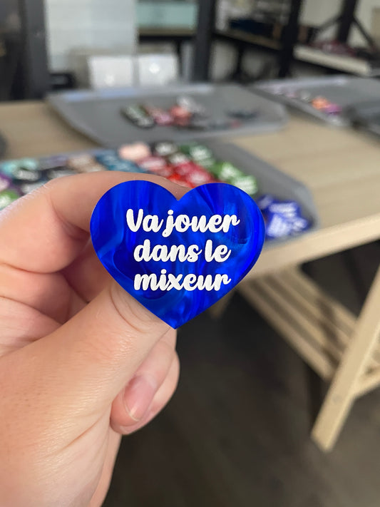 Broche "Va jouer dans le mixeur" en acrylique marbrée bleue