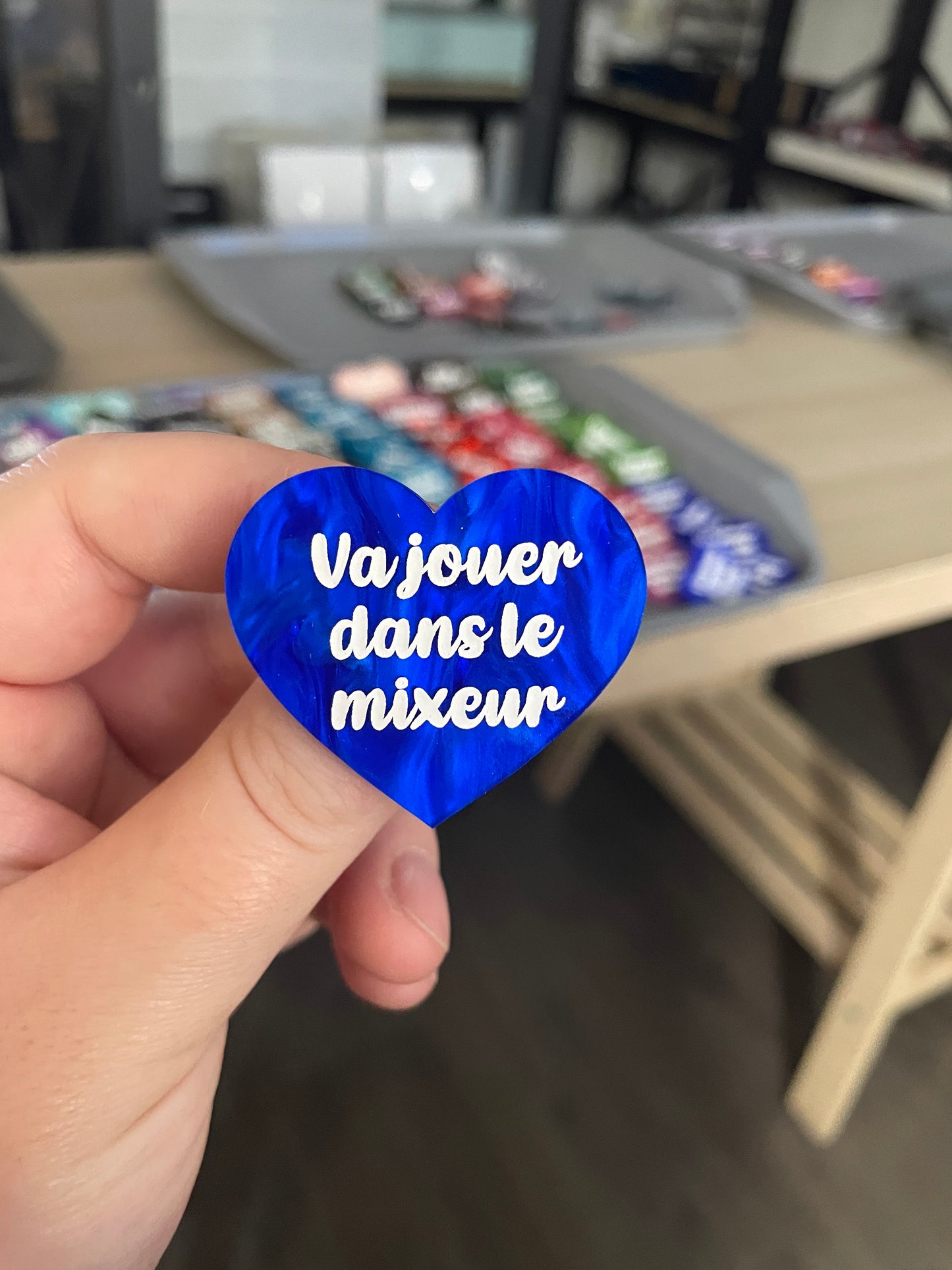 Broche "Va jouer dans le mixeur" en acrylique marbrée bleue