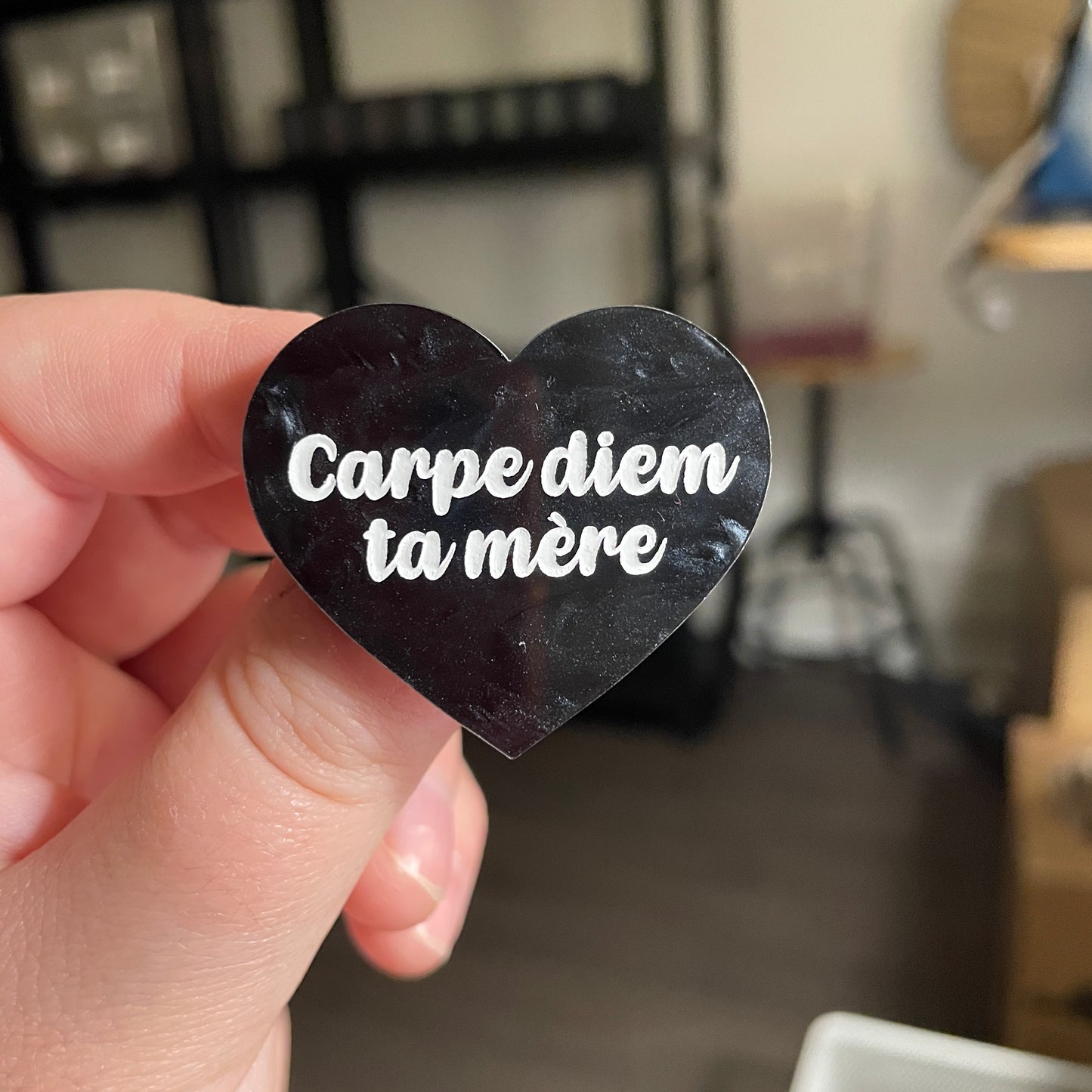 [CONTRÔLE TECHNIQUE] Broche "Carpe diem ta mère" en acrylique marbrée noire