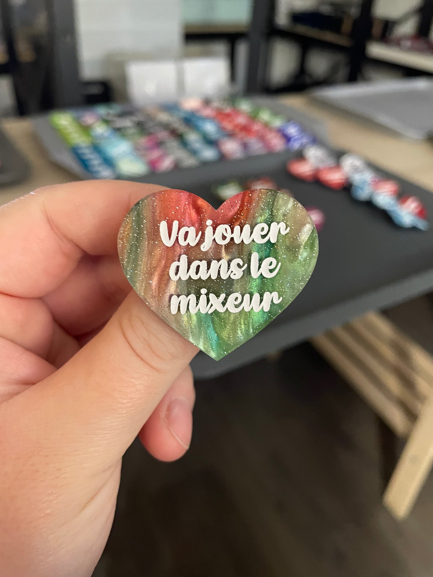 Broche "Va jouer dans le mixeur" en acrylique marbrée verte, rouge, marron et blanche